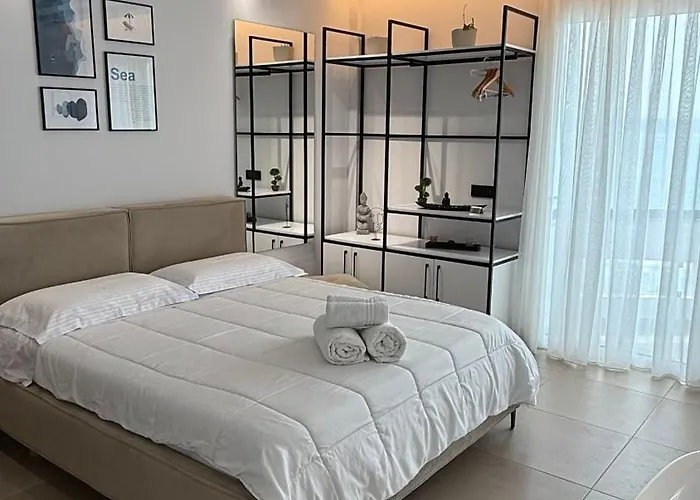 H Y P N O S E By Sea View